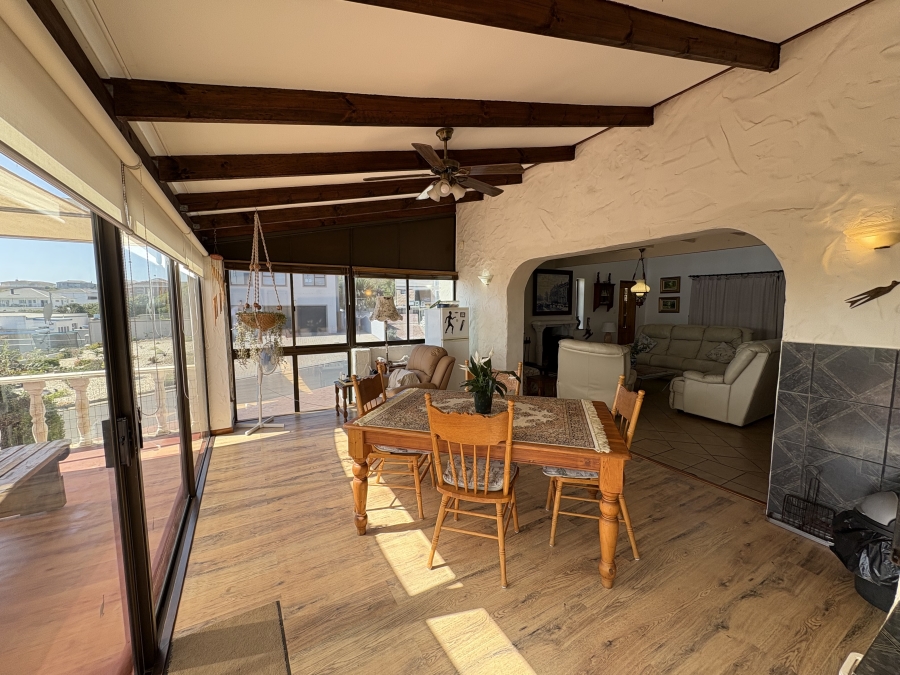 4 Bedroom Property for Sale in Pearl Bay Western Cape